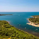 Cozy Stacaravan In Vabriga With Swimming Pool Kemping Poreč
