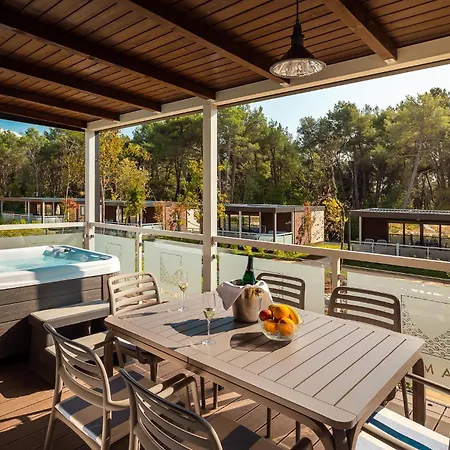 Κάμπινγκ 2 Bedroom Stunning Stacaravan In Vabriga Πόρετς