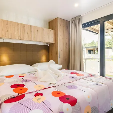 2 Bedroom Stunning Stacaravan In Vabriga 5* Πόρετς