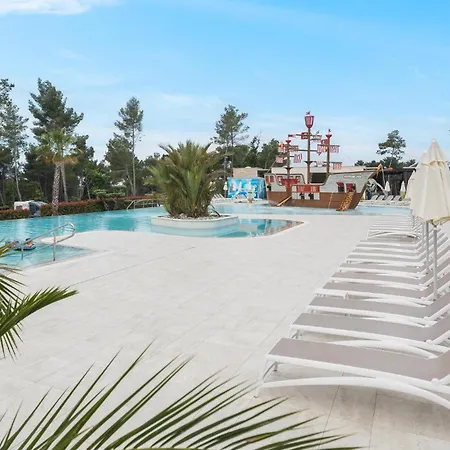 2 Bedroom Stunning Stacaravan In Vabriga 5* Πόρετς