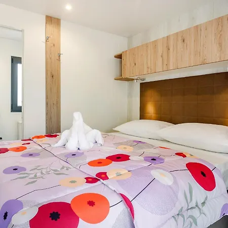 2 Bedroom Stunning Stacaravan In Vabriga Κάμπινγκ