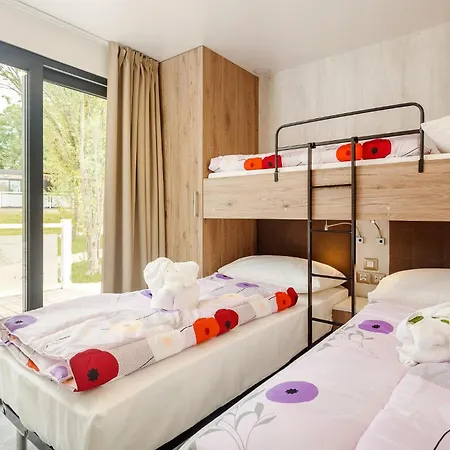 2 Bedroom Stunning Stacaravan In Vabriga Πόρετς